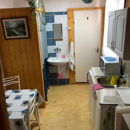 بيت ضيافة City Camping& Apartman &bungalow غيور